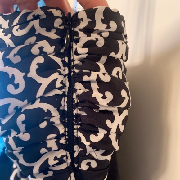 WHBM Black & White Halter/Sleeveless Top | Womens Size 2 - Picture 4 of 9